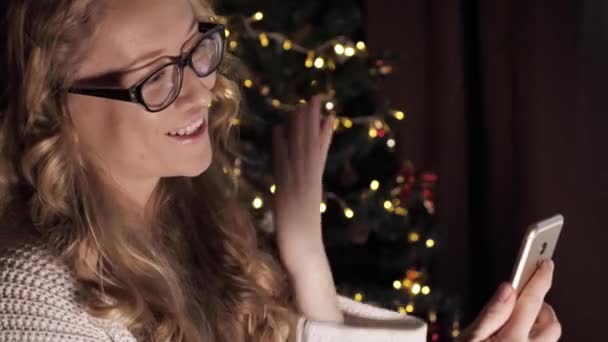 Kobieta rozmawia na wideo połączenie na Boże Narodzenie, Nowy Rok — Wideo stockowe