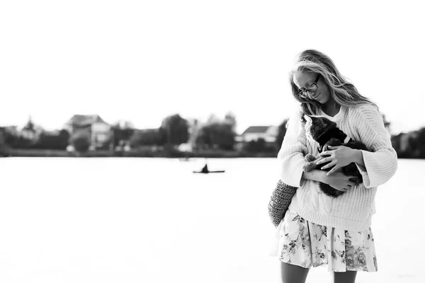 Menina em um passeio com um gato escocês — Fotografia de Stock