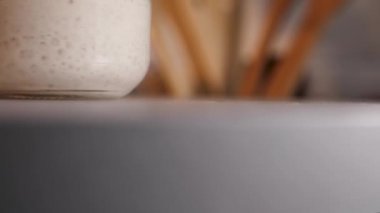 Kavanozdaki ekşi ekmek. Yakın plan.