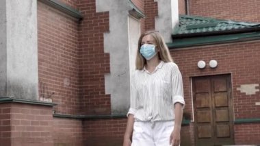 Dışarıda Maskeli Kadın Yürüyor