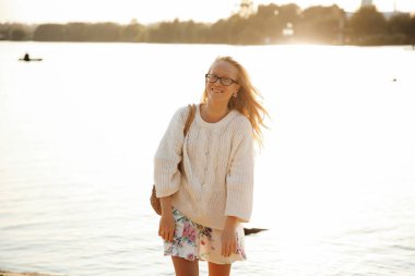 Sonbaharda Sahildeki Kız