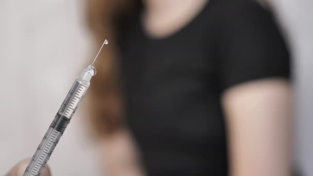 Vaccinazione di una persona contro la malattia — Video Stock