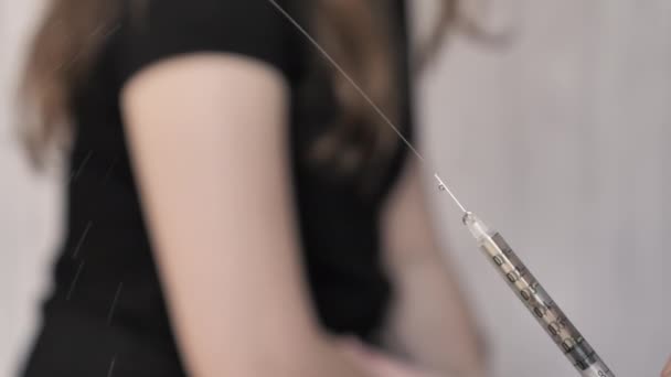 Vaccinatie van een persoon tegen de ziekte — Stockvideo