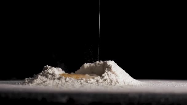 Ägget faller i slow motion i mjöl — Stockvideo