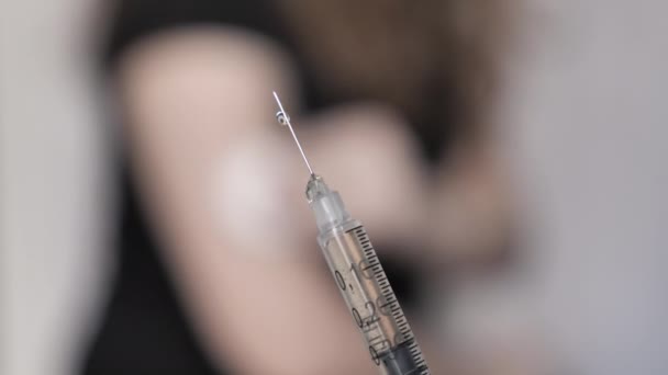 Impfung einer Person gegen die Krankheit — Stockvideo