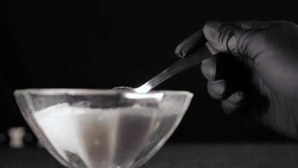 가까이 붙어 있는 설탕 숟가락 — 비디오