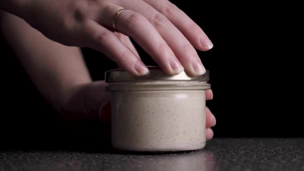 Відкриття пшеничного закваски Jar Pack — стокове відео