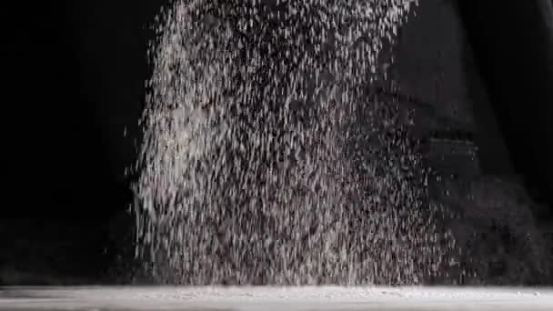 검은 배경에 밀가루를 조각하는 모습 — 비디오