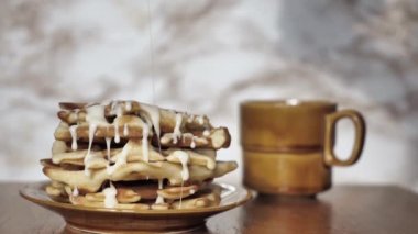 Yoğunlaştırılmış sütle waffle.