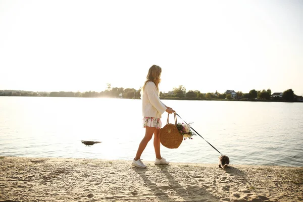 与宠物猫在沙滩上散步的女人 — 图库照片