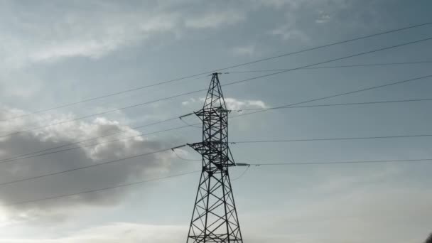 Torre di potere su uno sfondo di cielo — Video Stock