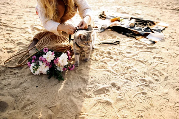 Mädchen an der Leine für eine Katze — Stockfoto