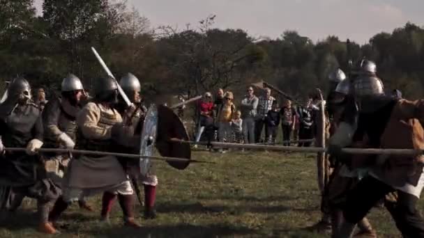 Batalla del festival histórico en armadura — Vídeo de stock