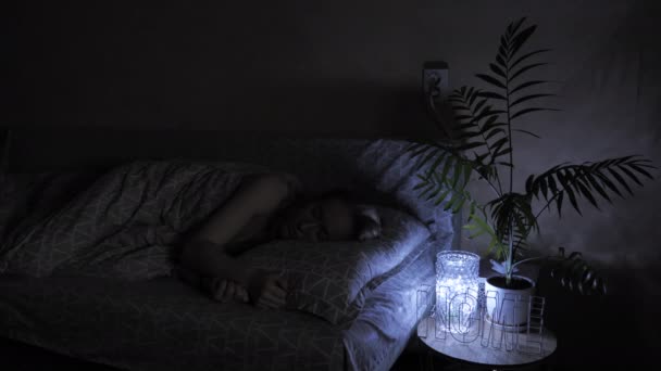 La mujer duerme de noche. — Vídeo de stock