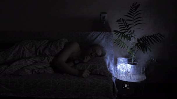 La mujer duerme de noche. — Vídeo de stock