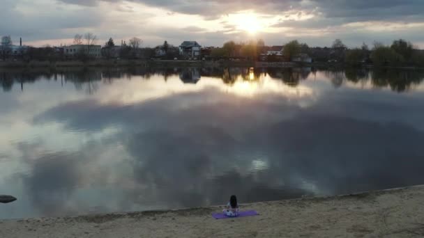 Gün batımında Yoga — Stok video