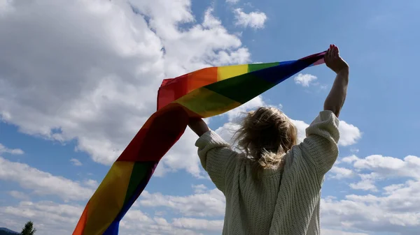 Person mit LGBT-Flagge am Himmel — Stockfoto