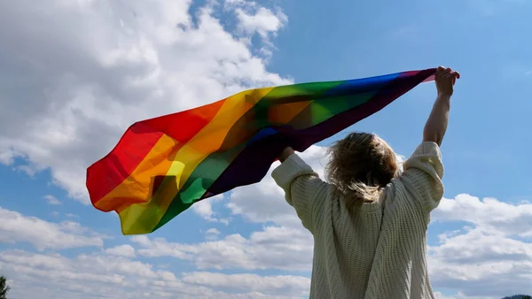 Uluslararası günde LGBT bayrağı transseksüellerde tutuluyor