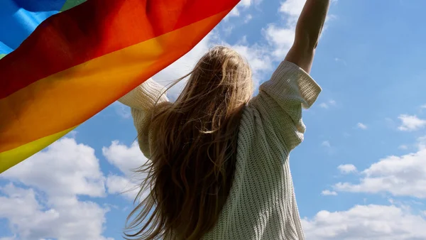 Uluslararası günde LGBT bayrağı transseksüellerde tutuluyor — Stok fotoğraf