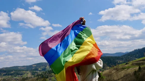 Orang yang memegang bendera LGBT di latar langit — Stok Foto