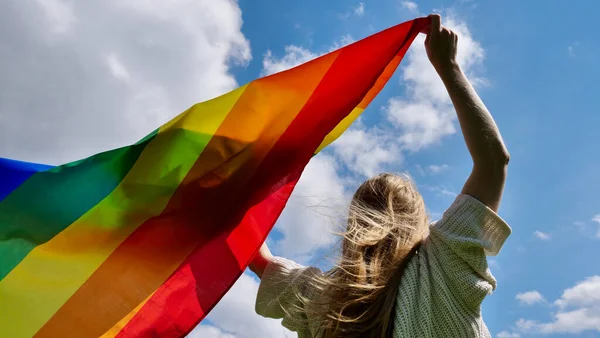 Uluslararası günde LGBT bayrağı transseksüellerde tutuluyor — Stok fotoğraf