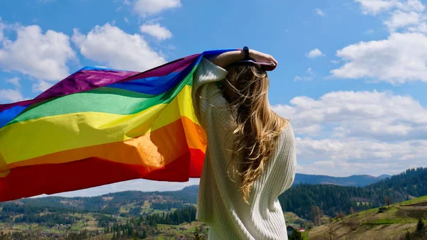 Lesben mit LGBT-Flagge am Himmel — Stockfoto