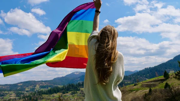 Transgender trägt am Internationalen Tag die LGBT-Flagge — Stockfoto