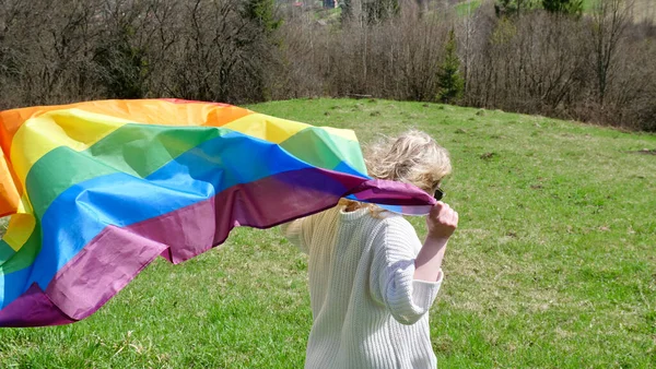 LGBTの旗を持つ女性レズビアン — ストック写真