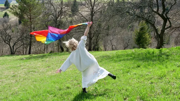 Γυναίκα με σημαία ΛΟΑΤ — Φωτογραφία Αρχείου