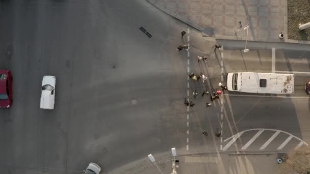 人々は道路を渡り — ストック動画