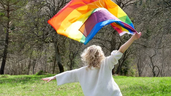 LGBTの旗を持つ女性 — ストック写真