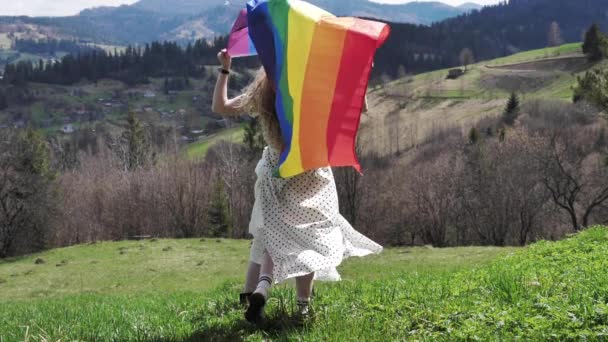 Mulheres com bandeira LGBT — Vídeo de Stock