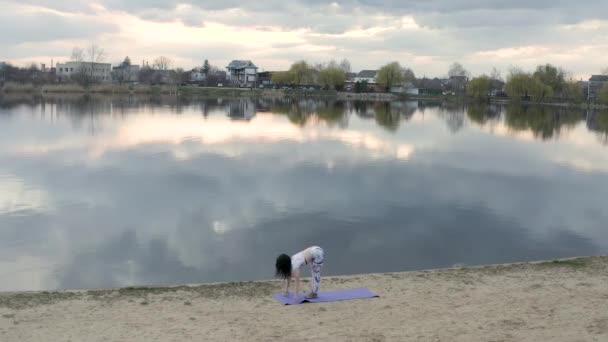 Gün batımında Yoga — Stok video