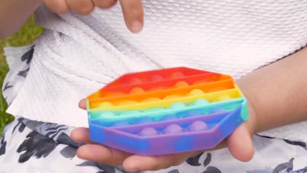 Populär silikonleksak Pop Den i händerna — Stockvideo