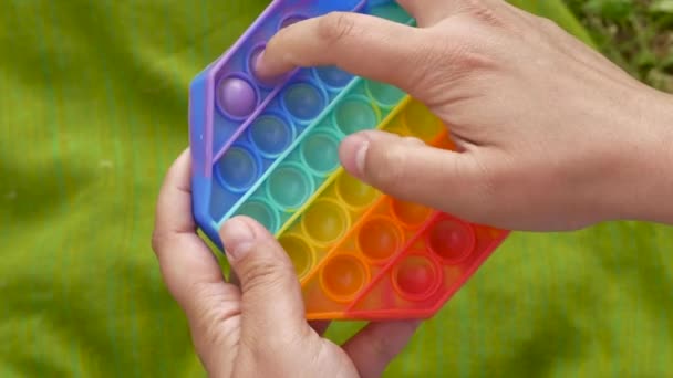 Popolare colorato antistress giocattolo sensoriale Pop It gioco in mano — Video Stock