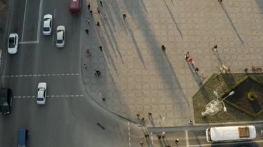 İnsanlar karşıya geçer.