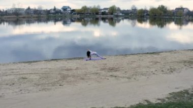 Gün batımında Yoga