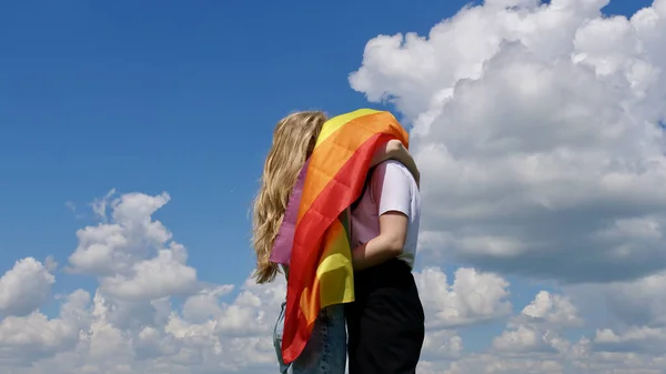 Casal de lésbicas abraçando com bandeira LGBT — Fotografia de Stock