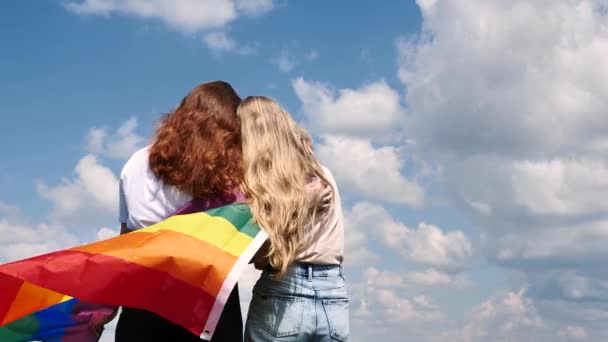 Två tjejer står med hbt flagga i stolthet månad — Stockvideo