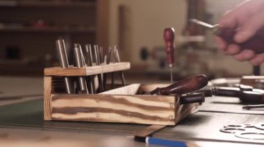 Bir atölyede kapatılan deri ürünleri için araçlar