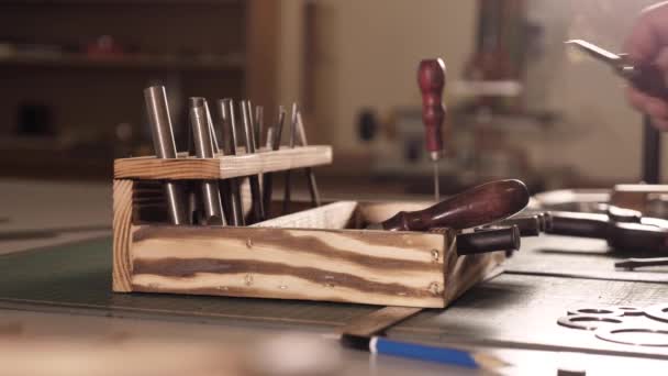 Werkzeuge für Lederprodukte hautnah in der Werkstatt — Stockvideo