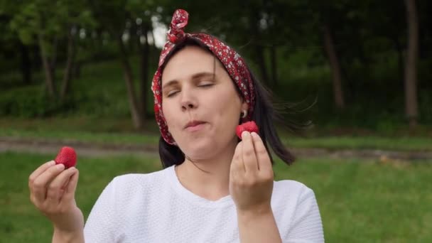 Pin ap mujer comiendo fresa — Vídeo de stock