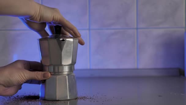 Fazendo café em uma cafeteira — Vídeo de Stock