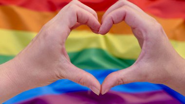 Renkli gökkuşağı arkaplanındaki kalp