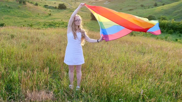 Γυναίκα λεσβία με ΛΟΑΤ σημαία σε ένα πράσινο πεδίο — Φωτογραφία Αρχείου