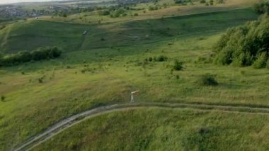 Yeşil anıtlarda LGBT bayrağı olan kadın lezbiyen.