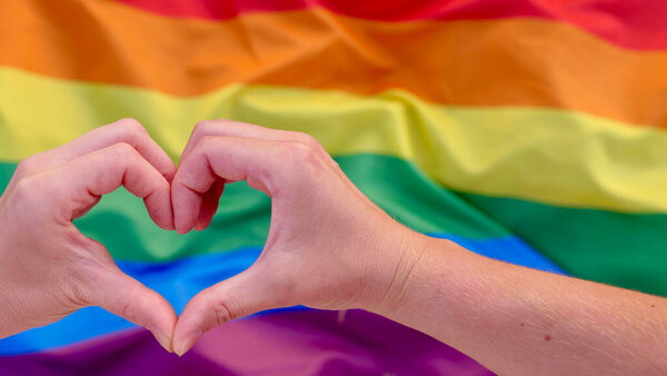 Сердце на цветном радужном фоне