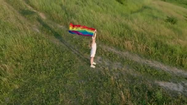 녹색 동전 위에 LGBT 플래그를 달고 있는 여성 레즈비언 — 비디오