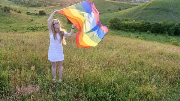 Γυναίκα λεσβία με ΛΟΑΤ σημαία σε ένα πράσινο πεδίο — Φωτογραφία Αρχείου