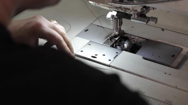Man syr ett läderbälte på en symaskin — Stockvideo